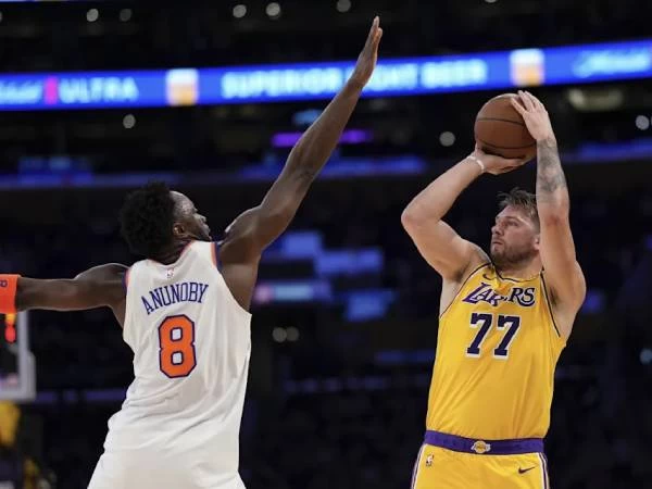 Luka Doncic mencetak lima dari 32 poinnya pada babak overtime, LeBron James menambahkan 31 poin dan Los Angeles Lakers bangkit membukukan delapan kemenangan beruntun, mengalahkan tim tamu New York Knicks 113-109 pada hari Kamis