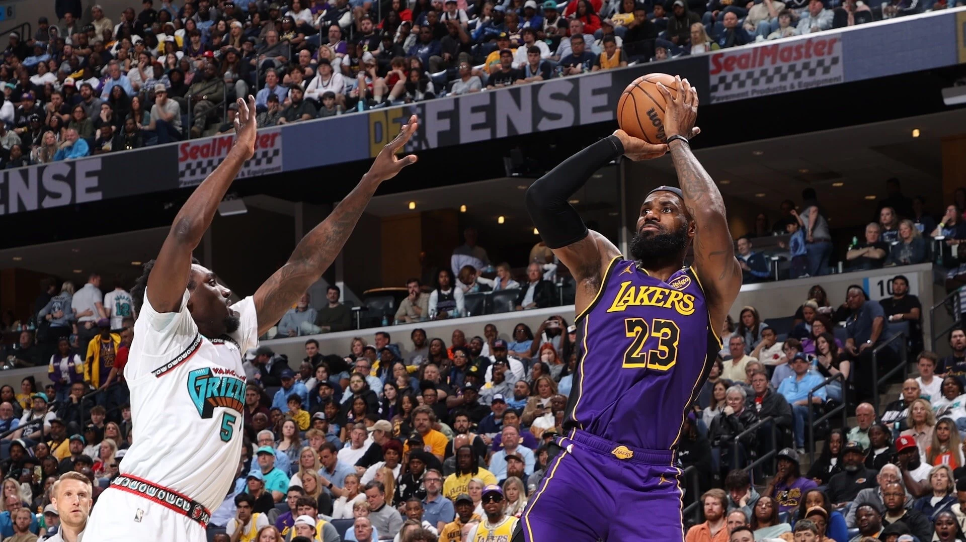 Tiga Pemain Inti Menyala, Lakers Tundukkan Grizzlies