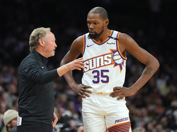 Pelatih kepala Phoenix Suns yaitu Mike Budenholzer berharap agar Kevin Durant dapat comeback sebelum akhir musim reguler. Ia ingin Durant membantu Suns untuk menembus babak play-in tournament hingga playoff yang sesungguhnya.