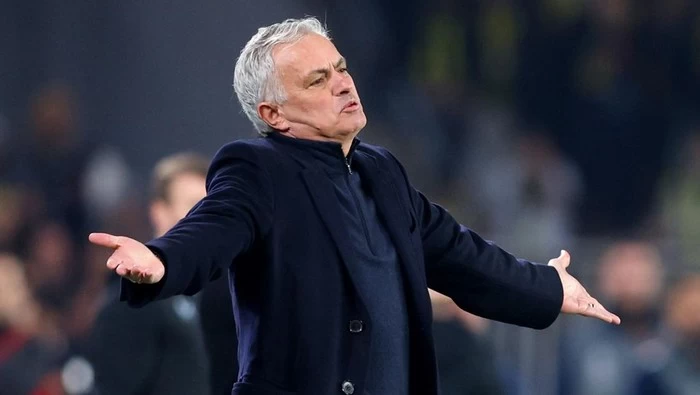 Mourinho Diskors 3 Laga Usai Cubit Hidung Pelatih Galatasaray
