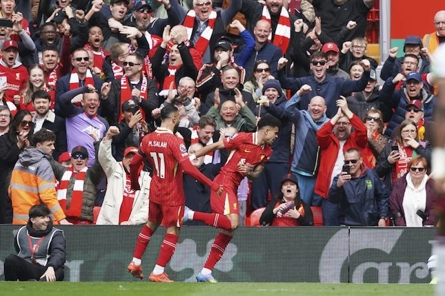 Kontrak Baru Van Dijk dan Salah Bagus, Tapi Liverpool Harus Menatap ke Masa Depan!