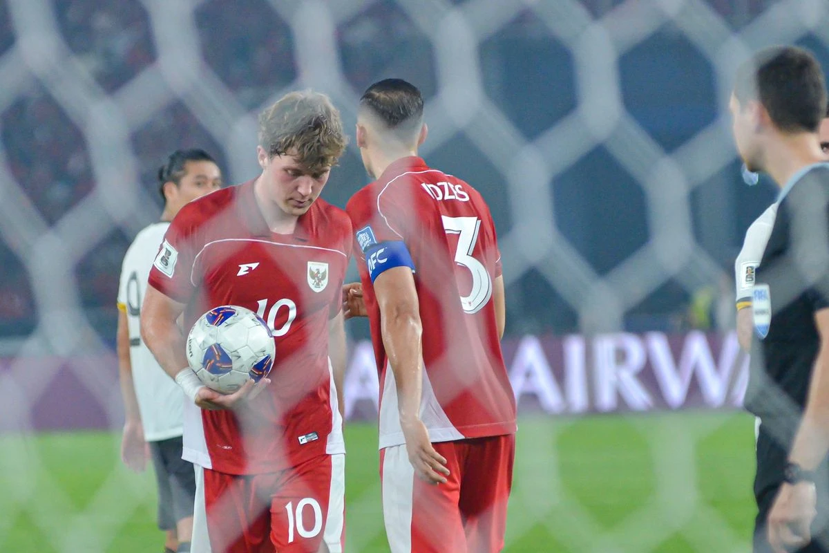 Idzes dan Egy 'Melindungi' Romeny Sebelum Menendang Penalti
