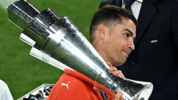 Cristiano Ronaldo Angkat Trofi Lagi Bersama Portugal