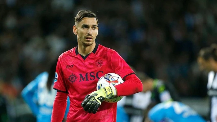 Napoli Perpanjang Kontrak Alex Meret