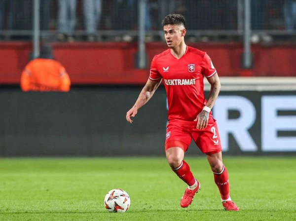 Mees Hilgers Belum Dilirik oleh Kluivert