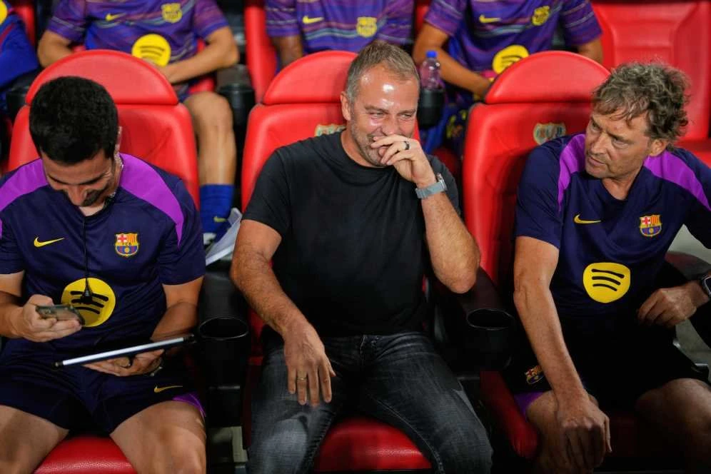 Bek Barcelona Ini Bersyukur Dilatih Hansi Flick